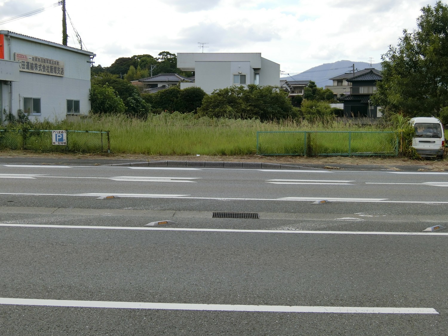 南側の道路は国道200号バイパスに接道