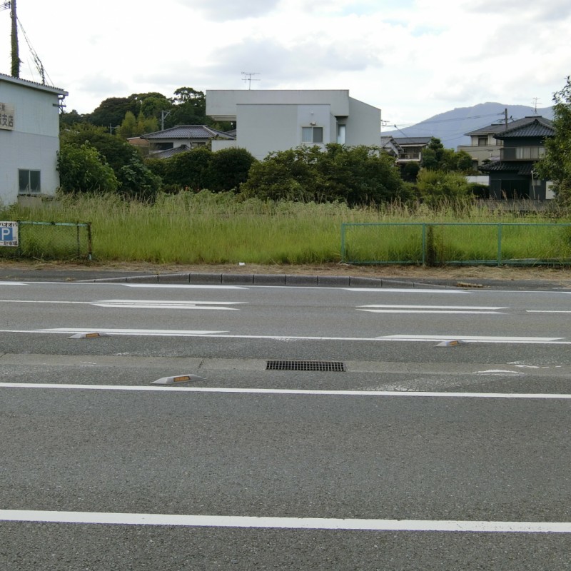 南側の道路は国道200号バイパスに接道