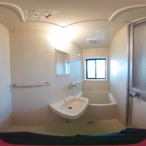 小窓付きバスルーム