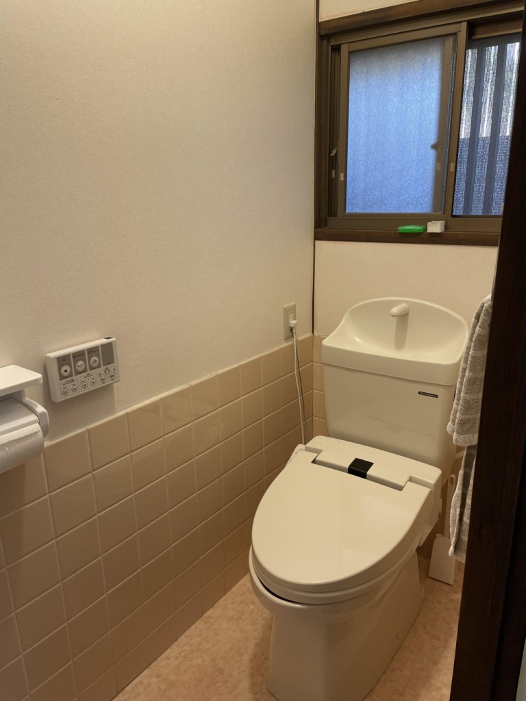 【その他設備】洗浄機能付きトイレ。トイレにも窓があります。