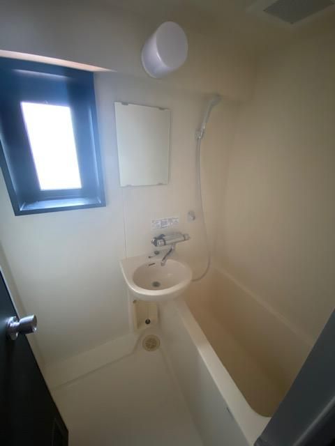 【浴室】サーモスタット水栓で便利！窓があるので換気も楽々♪