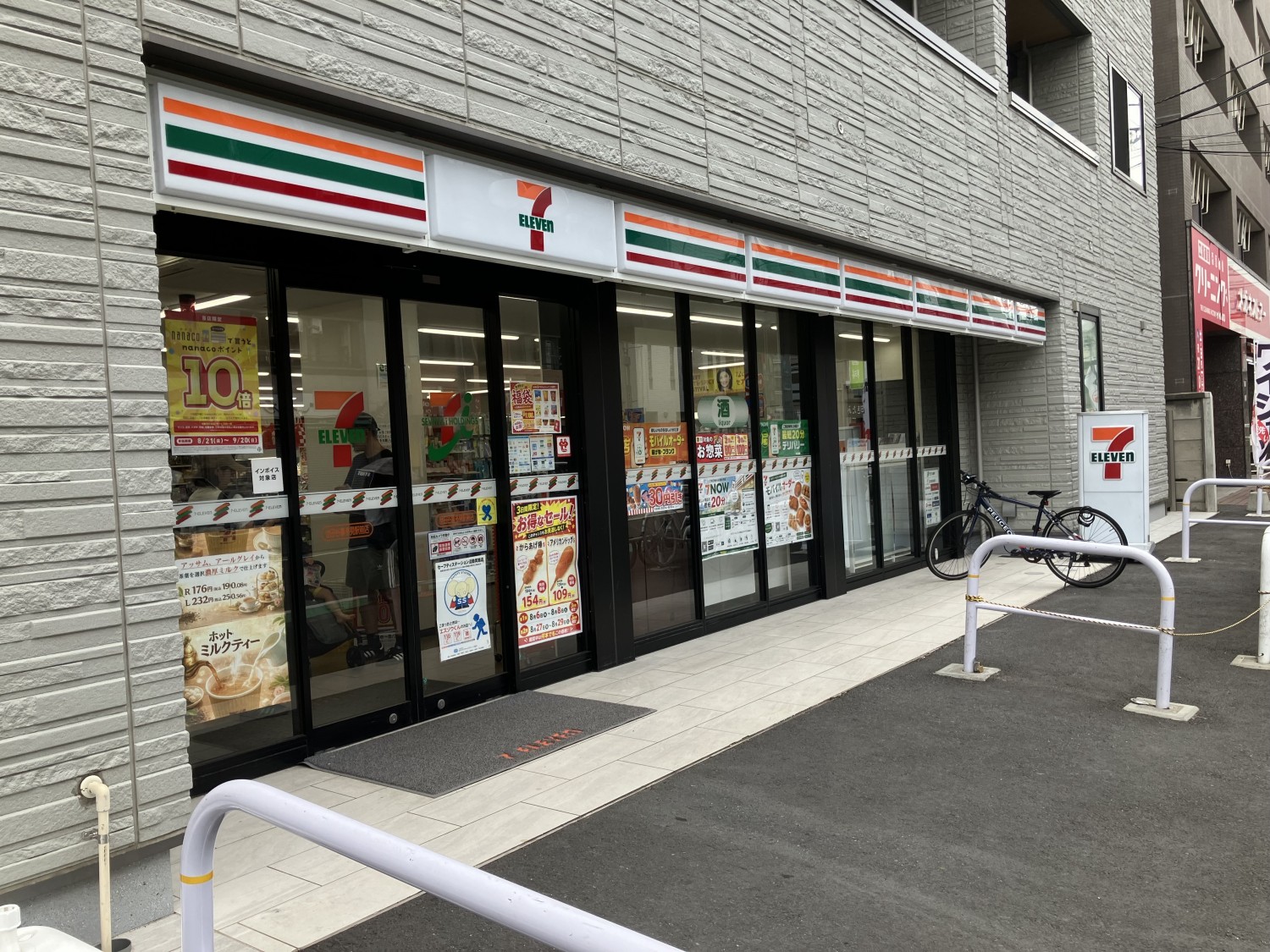 セブンイレブン　世田谷喜多見駅前店　500ｍ