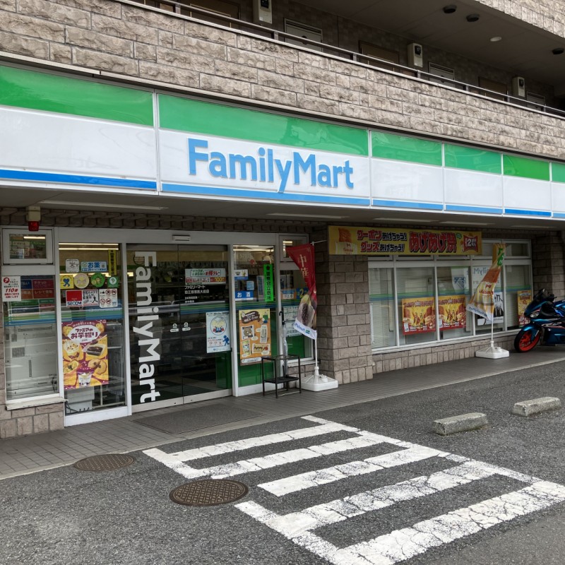 ファミリーマート　狛江慈恵医大前店　450ｍ