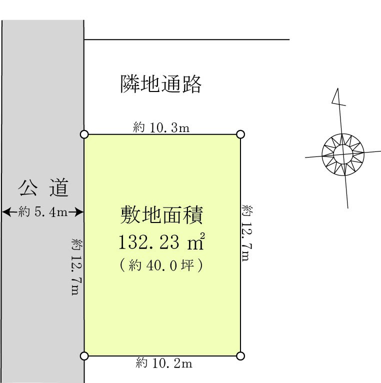 土地面積４０坪の整形地。北側は隣地の通路のため角地のような開放感があります。