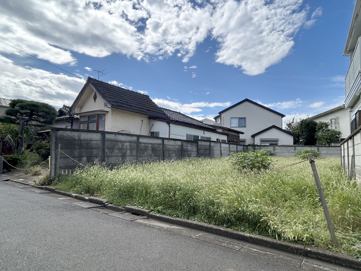 低層な建物が並ぶ住宅地