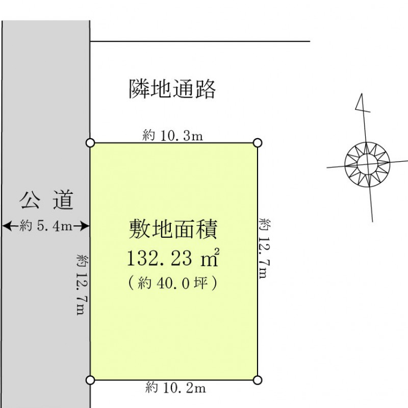 土地面積４０坪の整形地。北側は隣地の通路のため角地のような開放感があります。