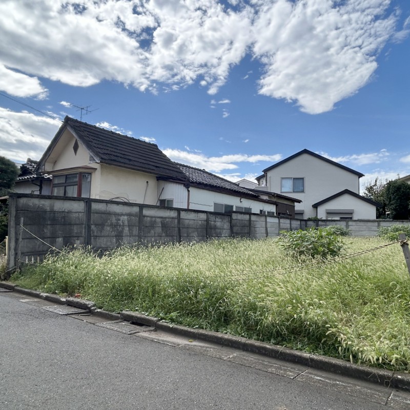 低層な建物が並ぶ住宅地